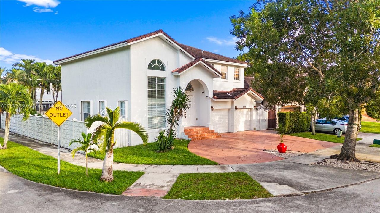 Под контрактом: $829,000 (4 спален, 3 ванн, 2580 Квадратных фут)