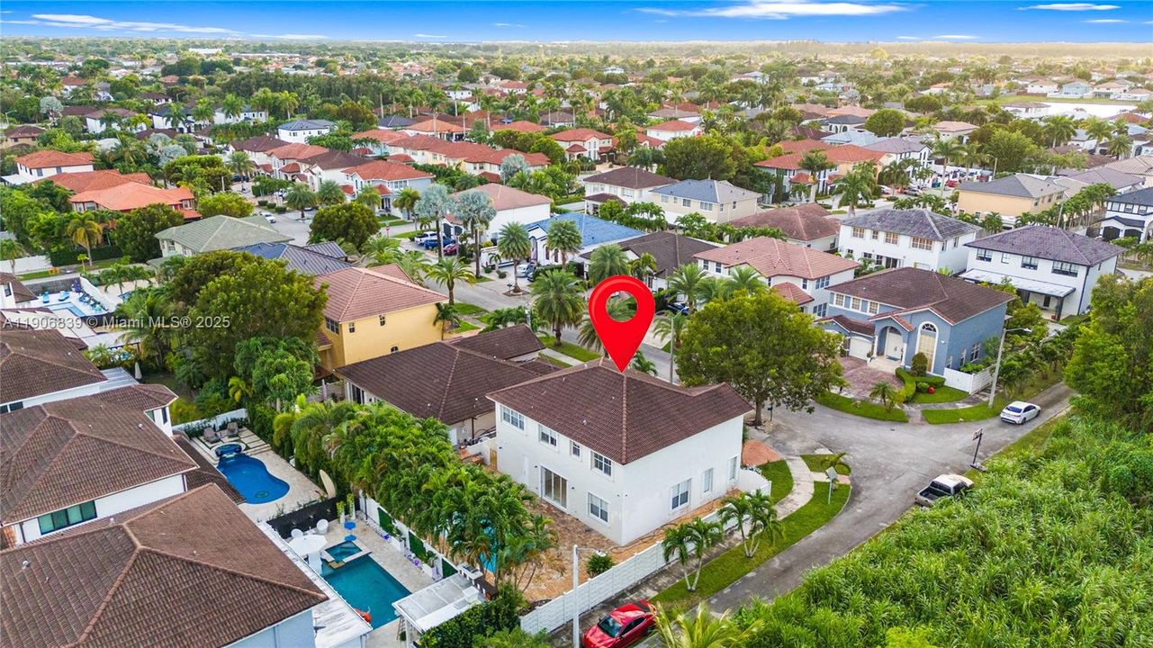 Под контрактом: $829,000 (4 спален, 3 ванн, 2580 Квадратных фут)