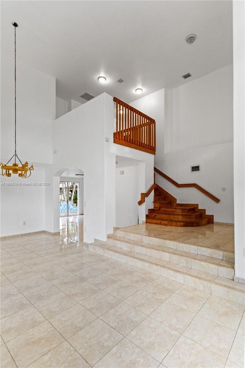 Под контрактом: $829,000 (4 спален, 3 ванн, 2580 Квадратных фут)