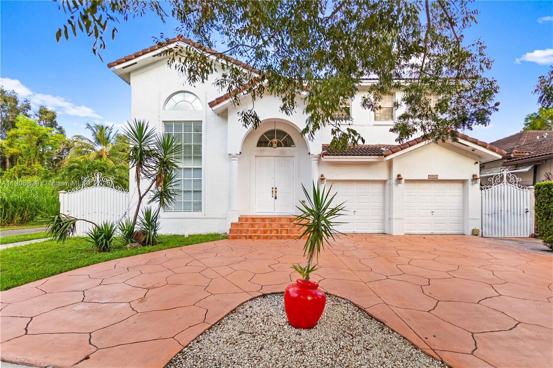 Под контрактом: $829,000 (4 спален, 3 ванн, 2580 Квадратных фут)