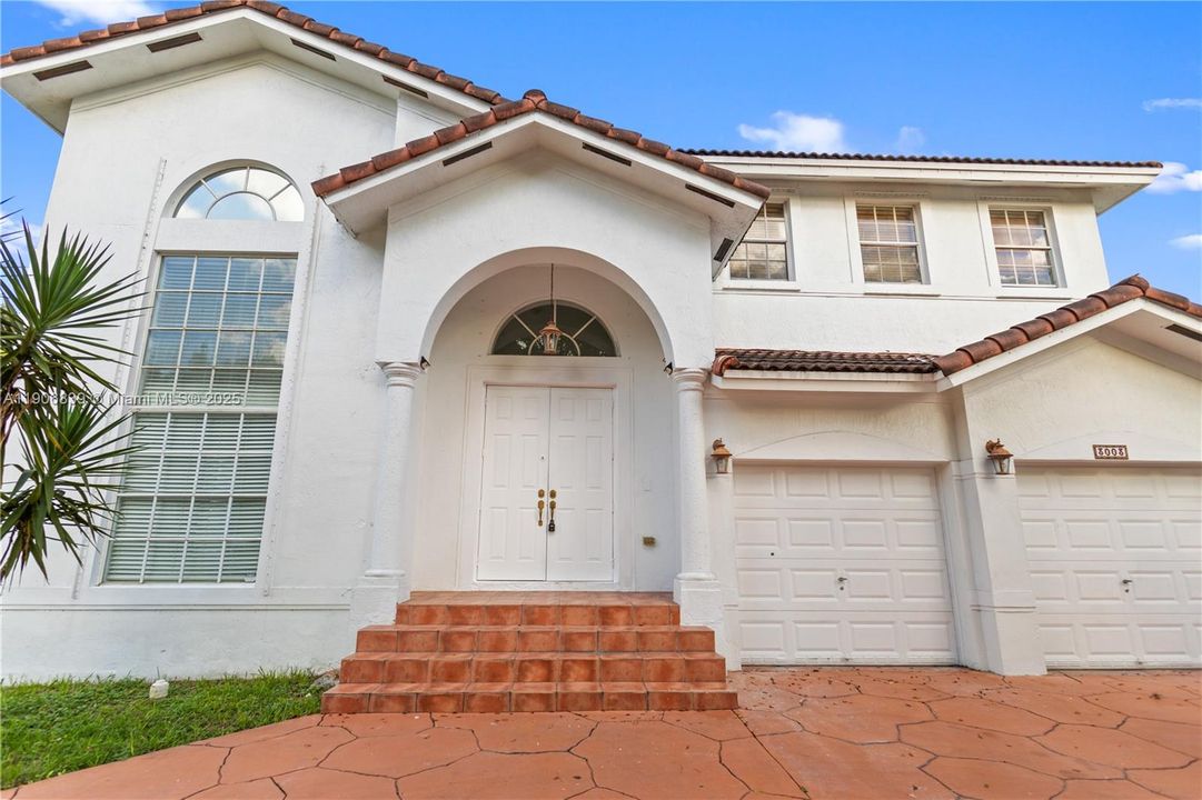 Под контрактом: $829,000 (4 спален, 3 ванн, 2580 Квадратных фут)