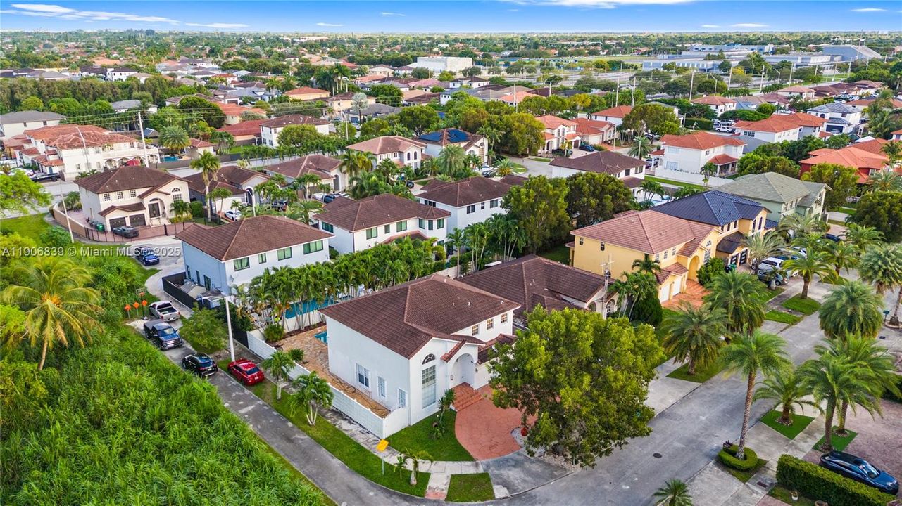 Под контрактом: $829,000 (4 спален, 3 ванн, 2580 Квадратных фут)