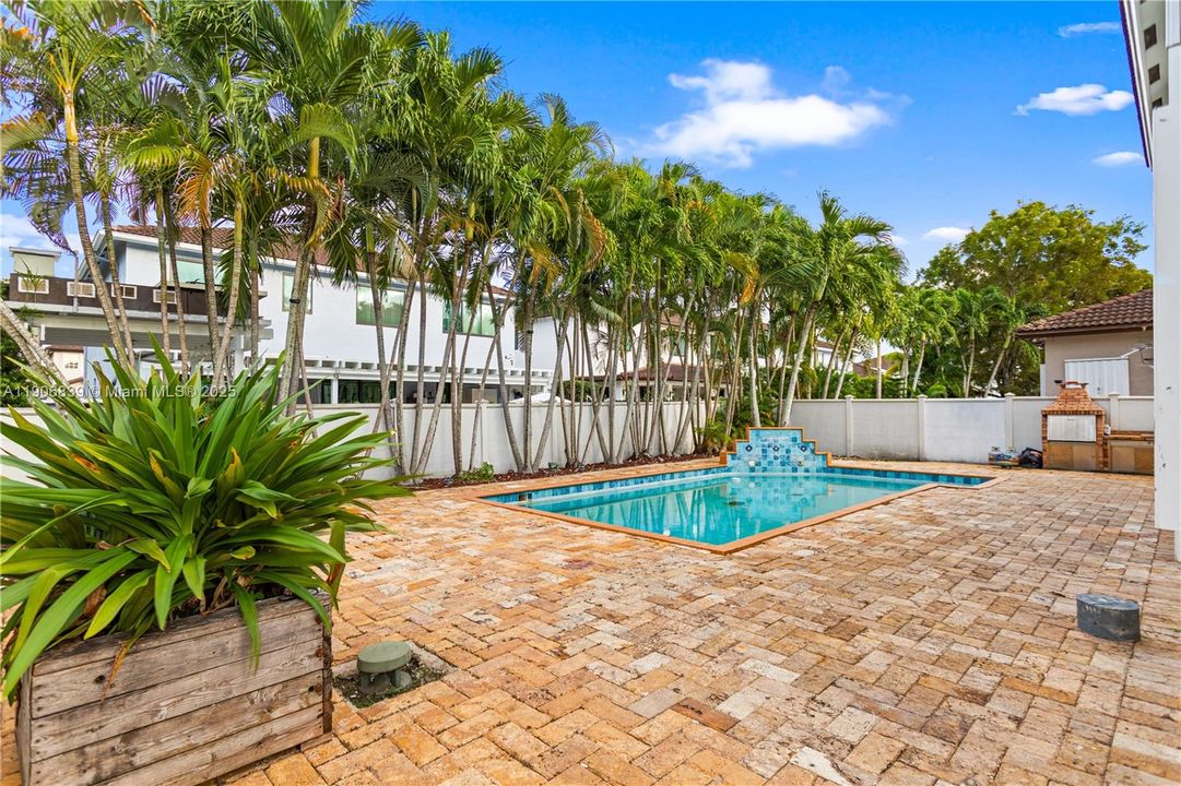 Под контрактом: $829,000 (4 спален, 3 ванн, 2580 Квадратных фут)