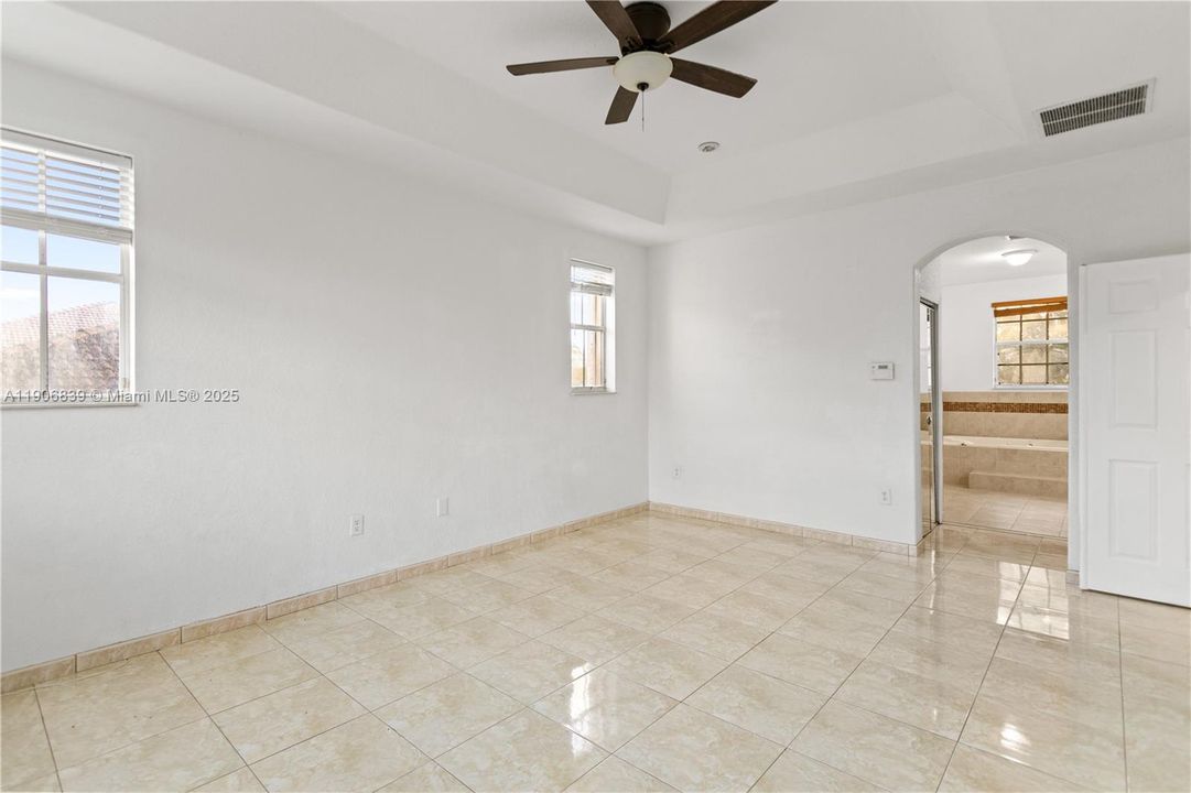 Под контрактом: $829,000 (4 спален, 3 ванн, 2580 Квадратных фут)