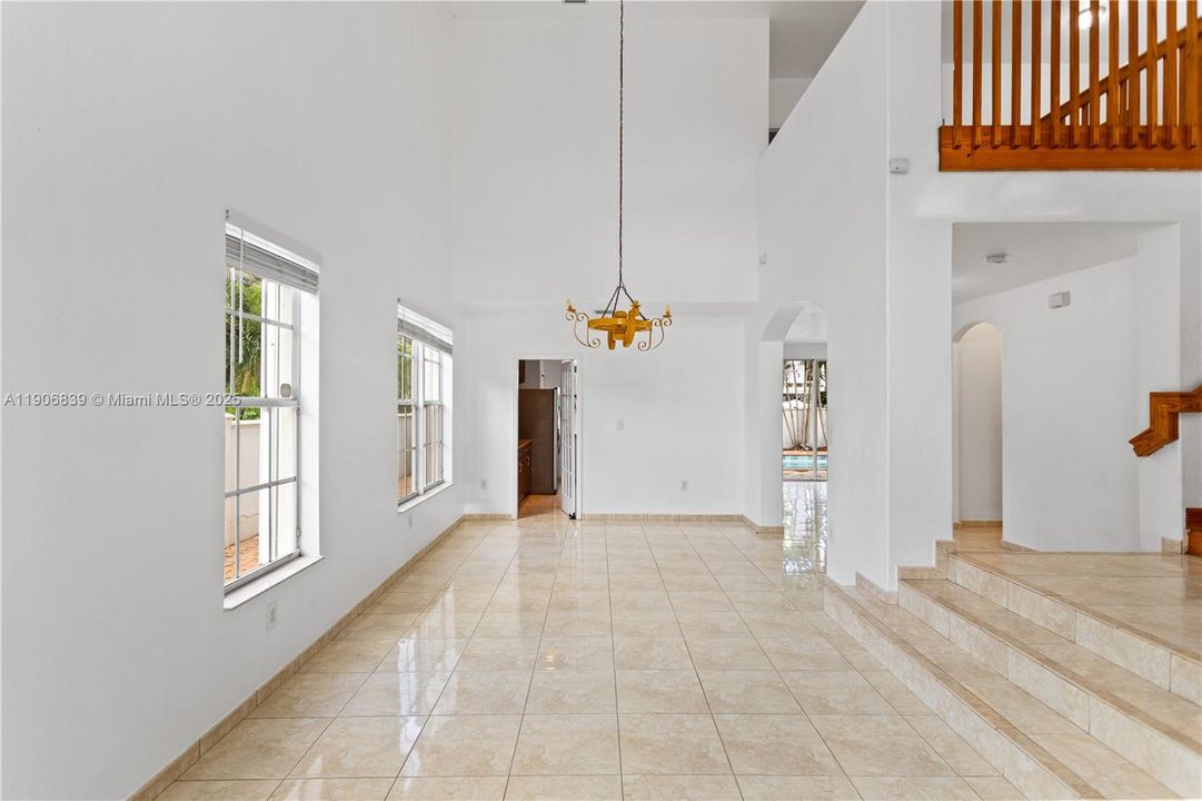 Под контрактом: $829,000 (4 спален, 3 ванн, 2580 Квадратных фут)