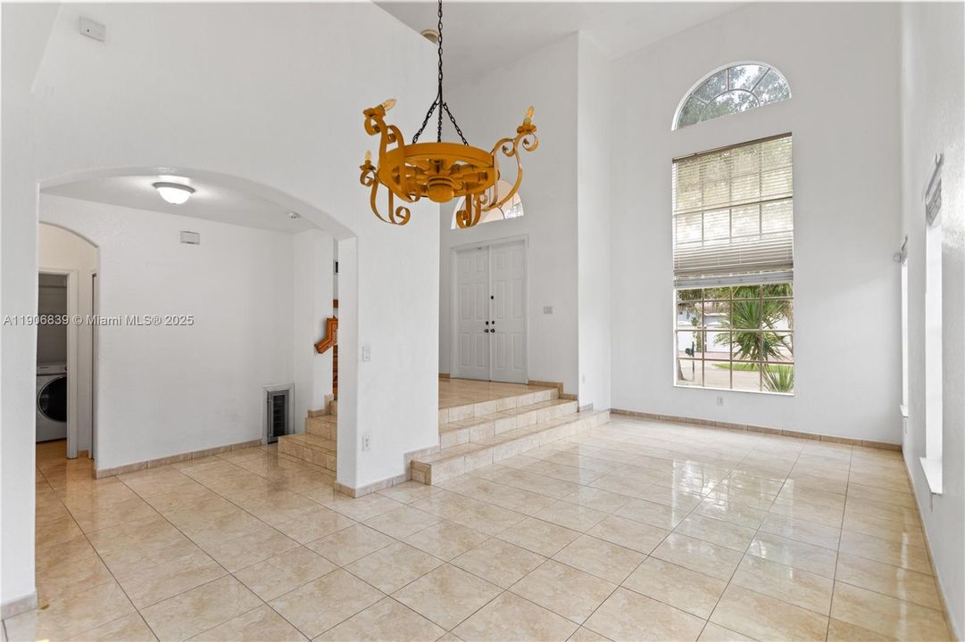 Под контрактом: $829,000 (4 спален, 3 ванн, 2580 Квадратных фут)