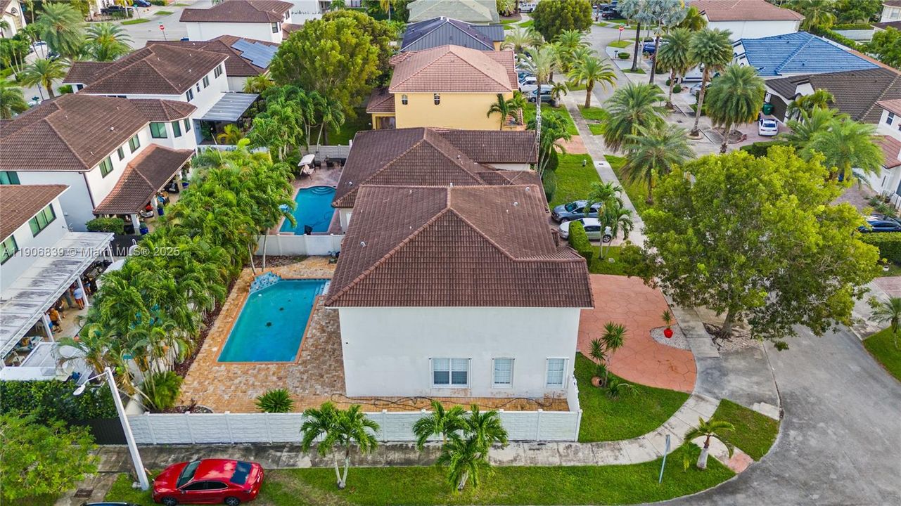 Под контрактом: $829,000 (4 спален, 3 ванн, 2580 Квадратных фут)