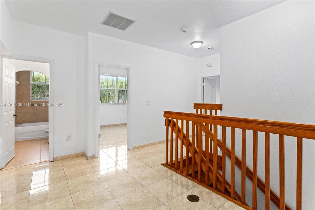 Под контрактом: $829,000 (4 спален, 3 ванн, 2580 Квадратных фут)