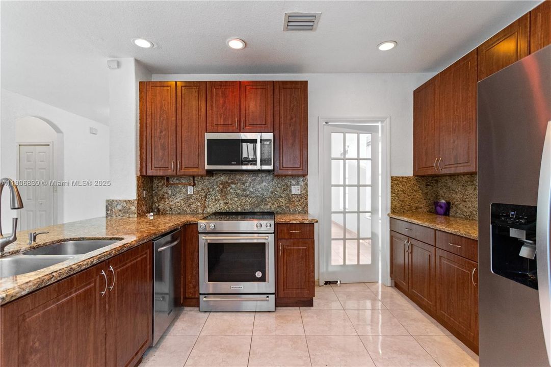 Под контрактом: $829,000 (4 спален, 3 ванн, 2580 Квадратных фут)