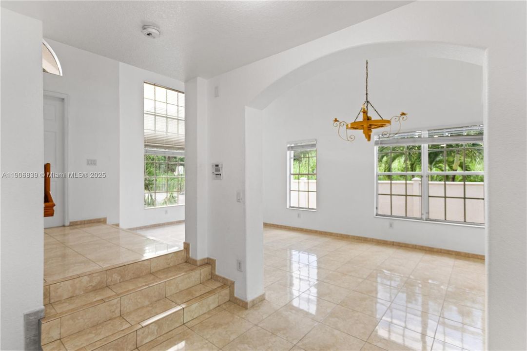 Под контрактом: $829,000 (4 спален, 3 ванн, 2580 Квадратных фут)