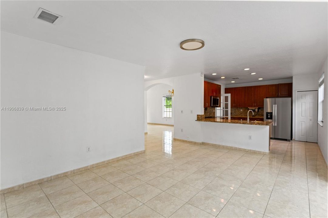 Под контрактом: $829,000 (4 спален, 3 ванн, 2580 Квадратных фут)