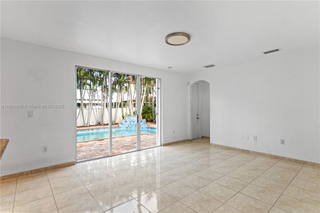 Под контрактом: $829,000 (4 спален, 3 ванн, 2580 Квадратных фут)