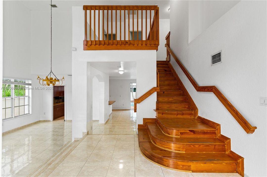 Под контрактом: $829,000 (4 спален, 3 ванн, 2580 Квадратных фут)