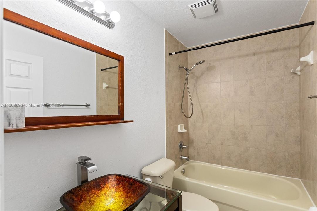 Под контрактом: $829,000 (4 спален, 3 ванн, 2580 Квадратных фут)