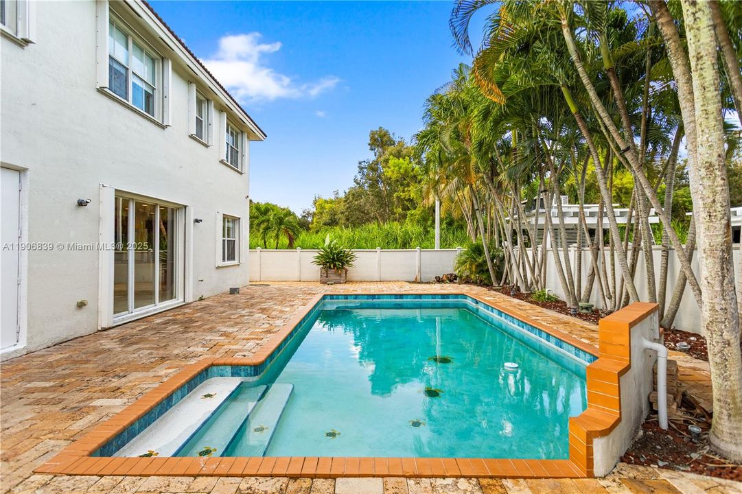 Под контрактом: $829,000 (4 спален, 3 ванн, 2580 Квадратных фут)