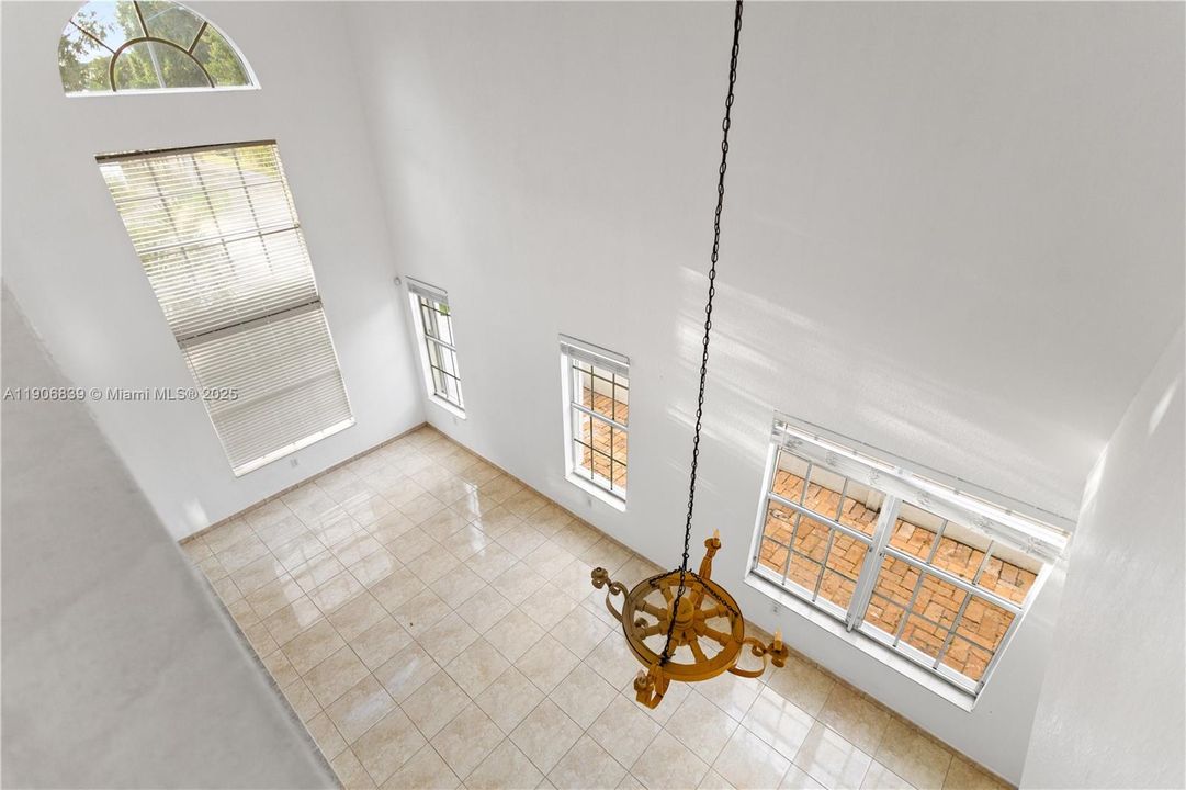 Под контрактом: $829,000 (4 спален, 3 ванн, 2580 Квадратных фут)