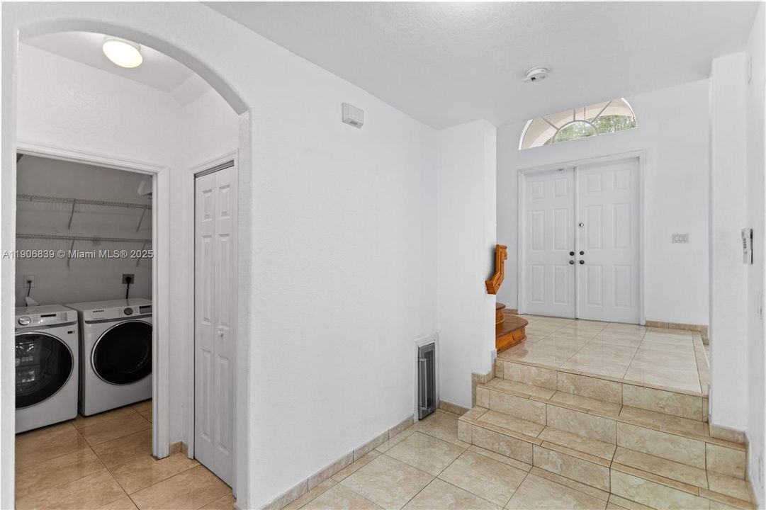 Под контрактом: $829,000 (4 спален, 3 ванн, 2580 Квадратных фут)