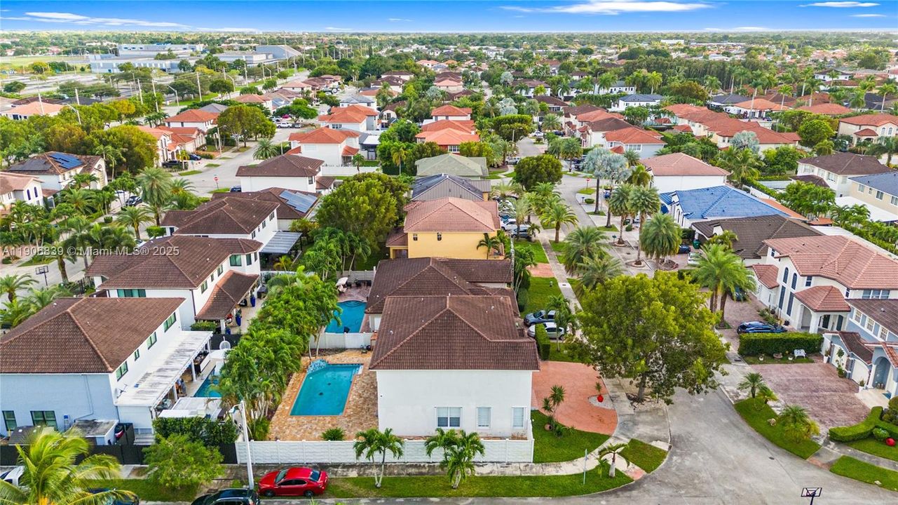 Под контрактом: $829,000 (4 спален, 3 ванн, 2580 Квадратных фут)