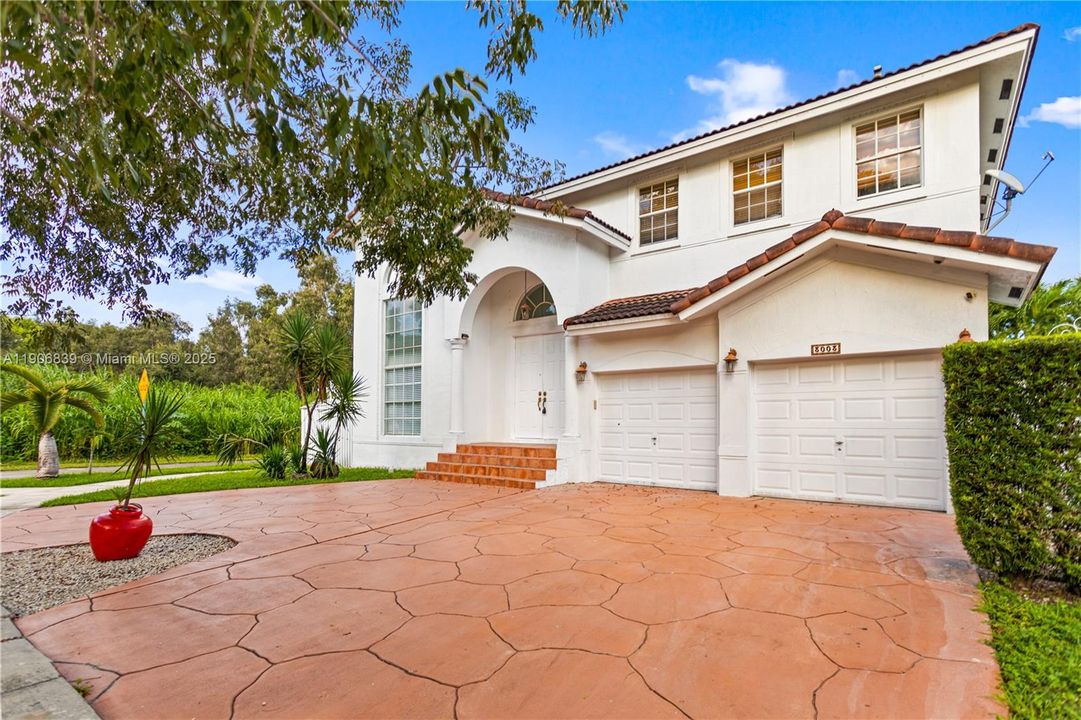 Под контрактом: $829,000 (4 спален, 3 ванн, 2580 Квадратных фут)