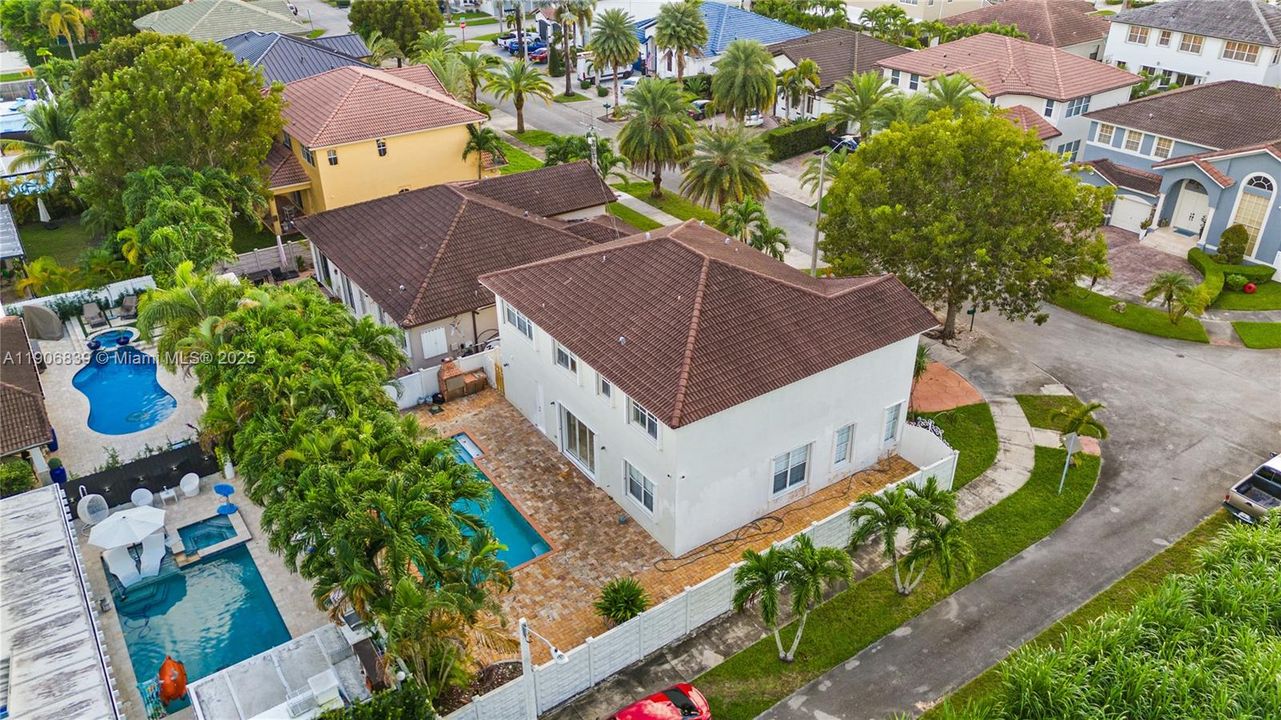 Под контрактом: $829,000 (4 спален, 3 ванн, 2580 Квадратных фут)