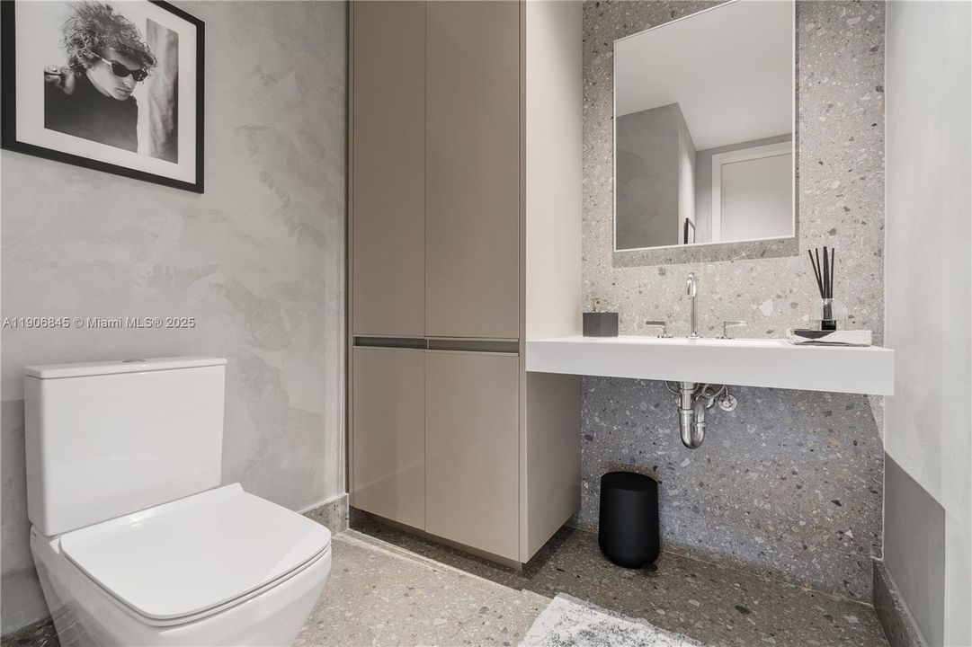 For Sale: $1,995,000 (1 beds, 1 baths, 851 Square Feet)