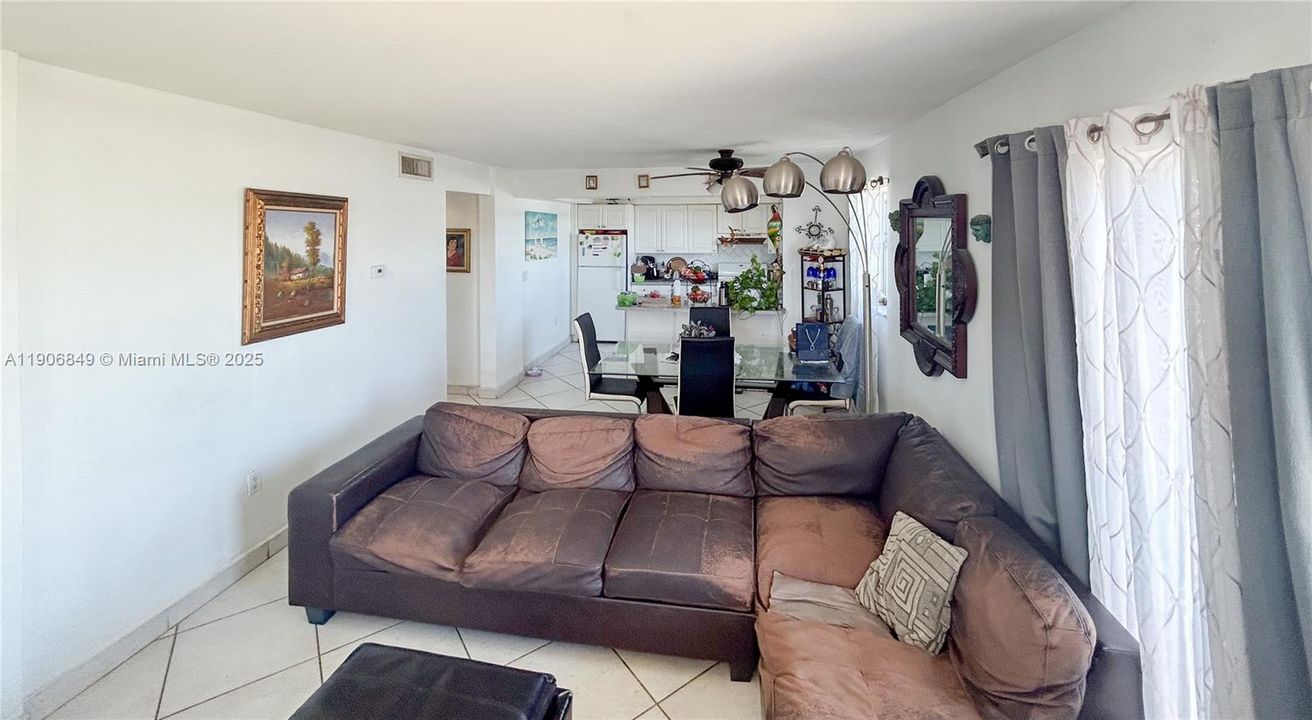 На продажу: $298,000 (1 спален, 1 ванн, 750 Квадратных фут)