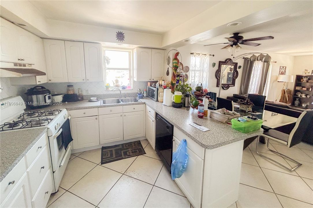 На продажу: $298,000 (1 спален, 1 ванн, 750 Квадратных фут)