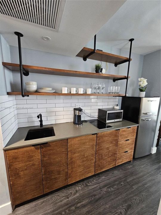 For Rent: $2,200 (0 beds, 1 baths, 360 Square Feet)