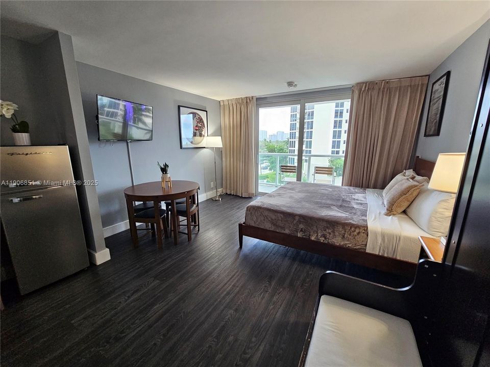 For Rent: $2,200 (0 beds, 1 baths, 360 Square Feet)