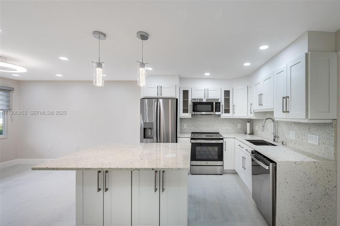 For Sale: $175,000 (1 beds, 1 baths, 585 Square Feet)