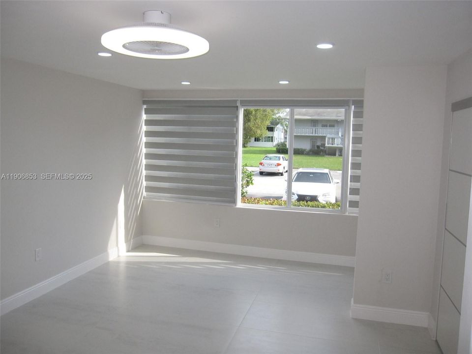 For Sale: $175,000 (1 beds, 1 baths, 585 Square Feet)