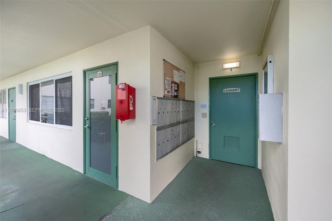 For Sale: $175,000 (1 beds, 1 baths, 585 Square Feet)