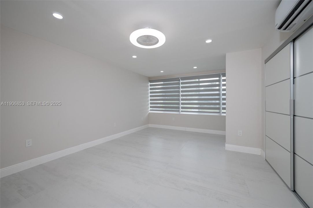 For Sale: $175,000 (1 beds, 1 baths, 585 Square Feet)