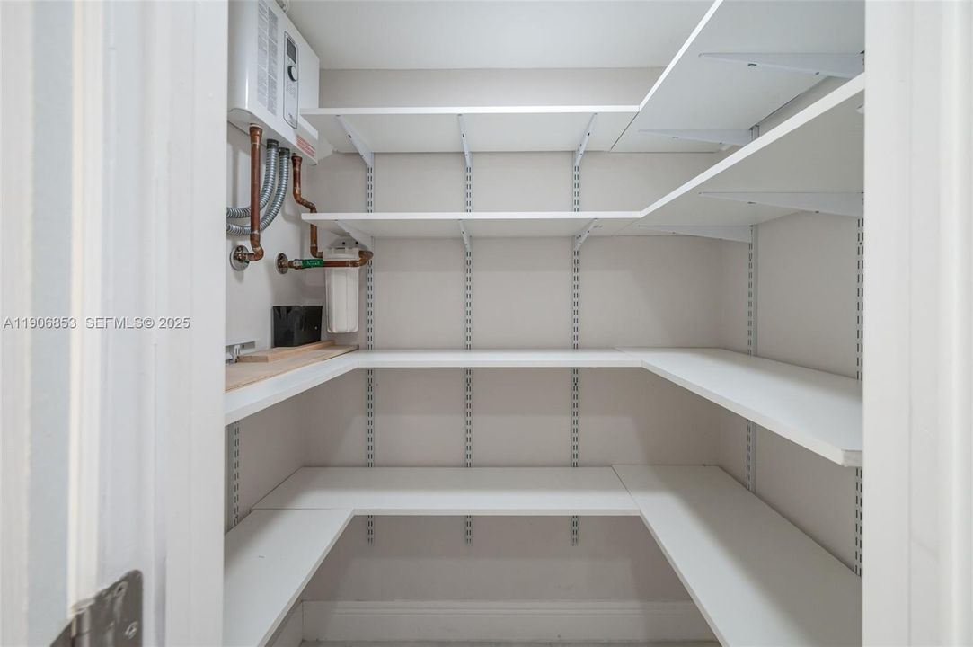 For Sale: $175,000 (1 beds, 1 baths, 585 Square Feet)