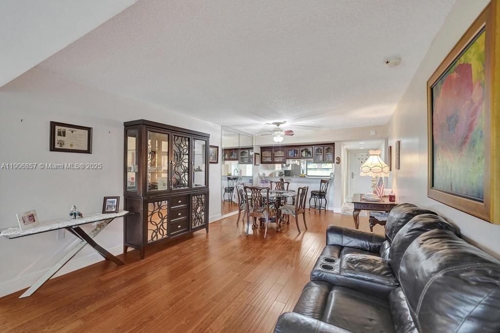 En Venta: $310,000 (2 camas, 2 baños, 1385 Pies cuadrados)