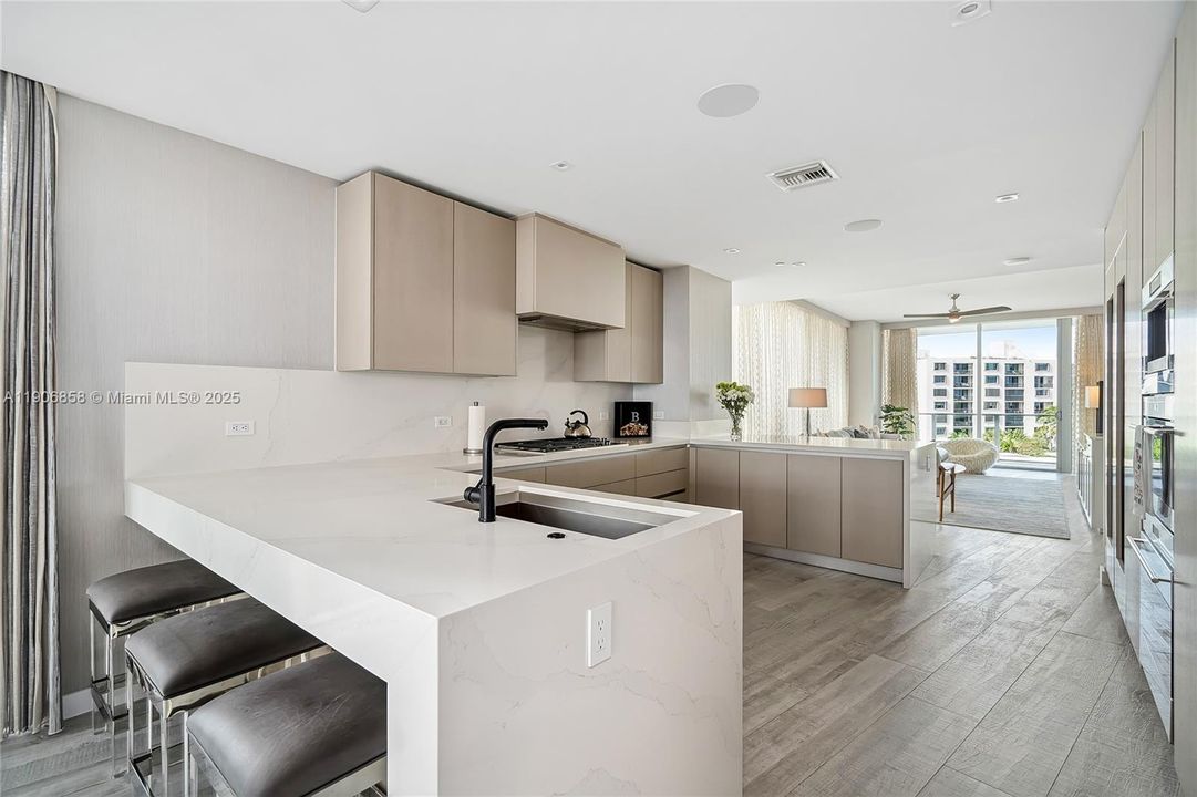 На продажу: $5,900,000 (4 спален, 6 ванн, 3422 Квадратных фут)