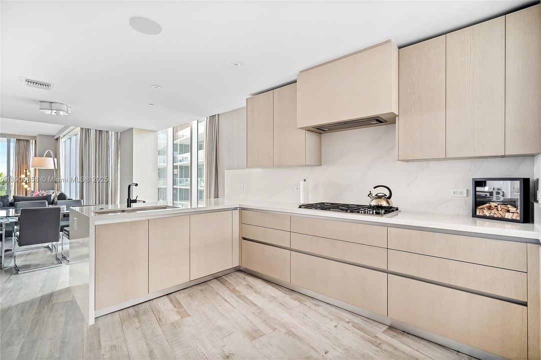 На продажу: $5,900,000 (4 спален, 6 ванн, 3422 Квадратных фут)