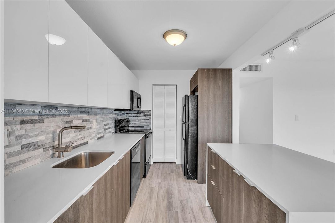 For Sale: $159,000 (2 beds, 2 baths, 1120 Square Feet)