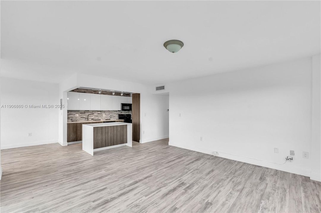 For Sale: $159,000 (2 beds, 2 baths, 1120 Square Feet)