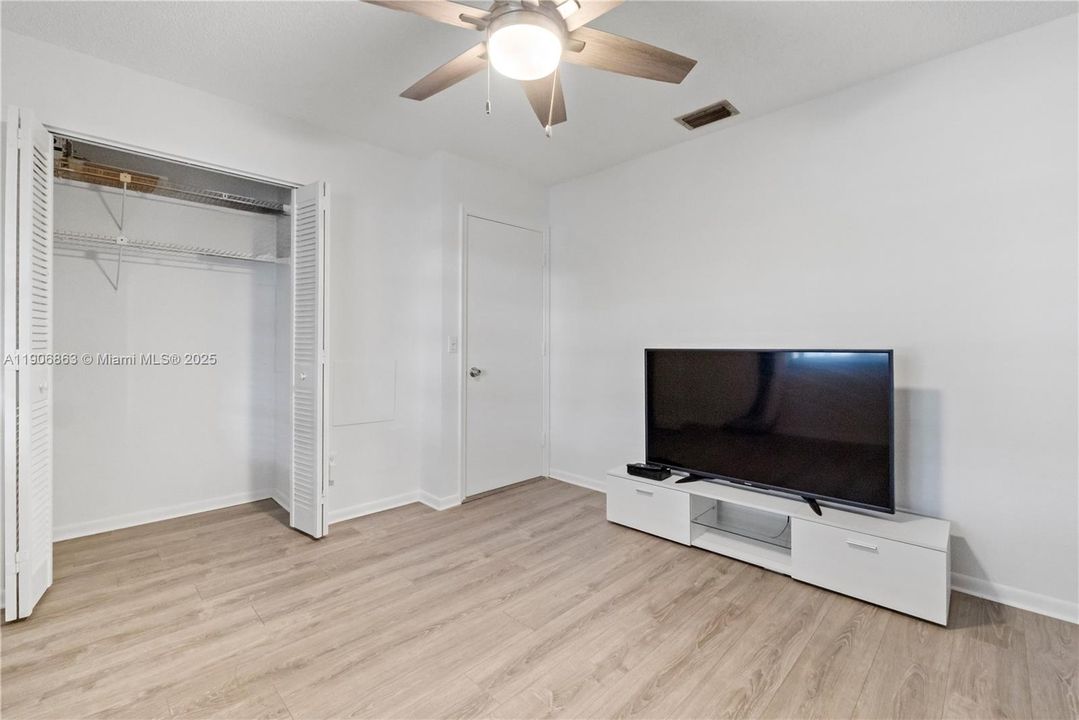 For Sale: $255,000 (2 beds, 2 baths, 1216 Square Feet)