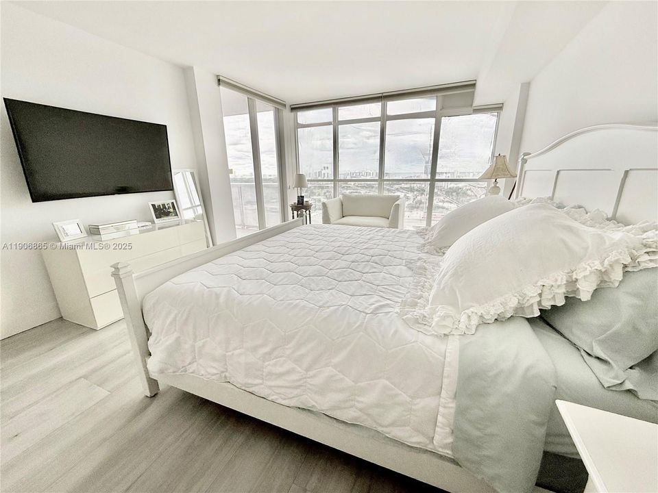 待售: $680,000 (1 贝兹, 1 浴室, 820 平方英尺)