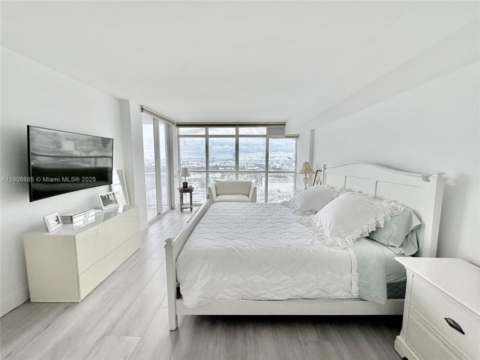 待售: $680,000 (1 贝兹, 1 浴室, 820 平方英尺)