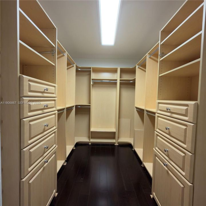 Master Walking Closet
