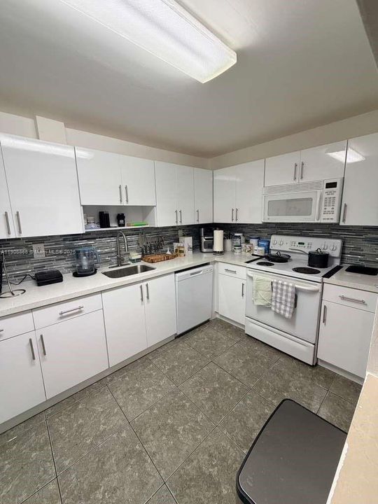 最近租的: $1,650 (1 贝兹, 1 浴室, 875 平方英尺)