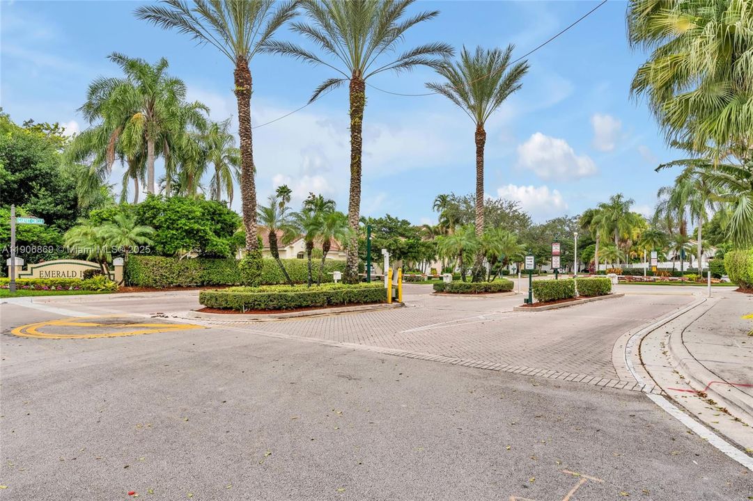 For Sale: $765,000 (5 beds, 3 baths, 1692 Square Feet)