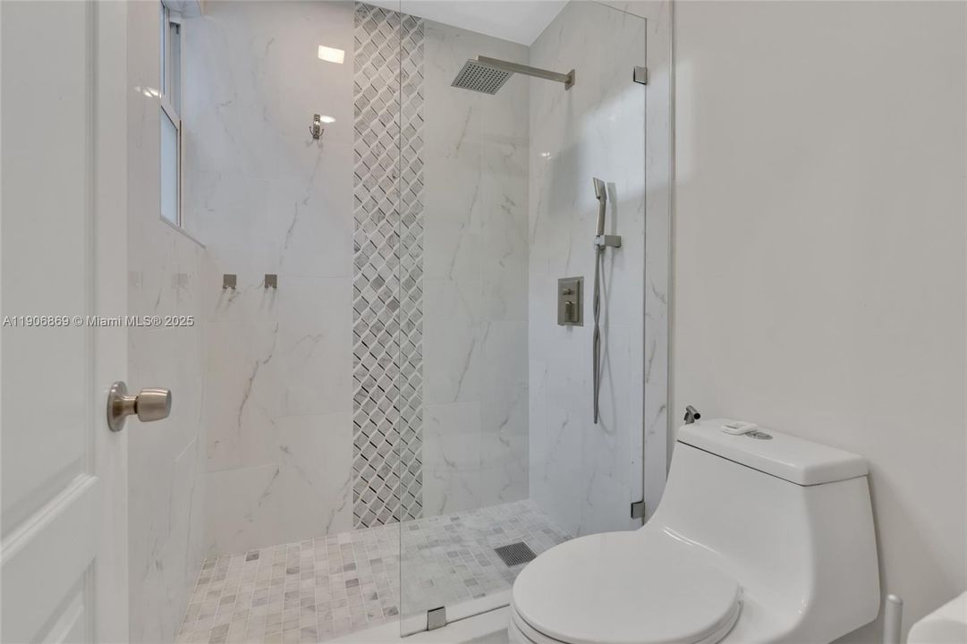 For Sale: $765,000 (5 beds, 3 baths, 1692 Square Feet)