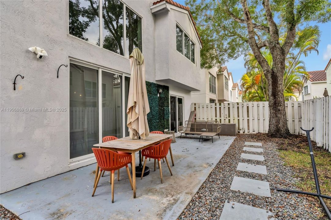 For Sale: $765,000 (5 beds, 3 baths, 1692 Square Feet)