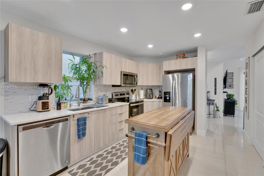 For Sale: $765,000 (5 beds, 3 baths, 1692 Square Feet)