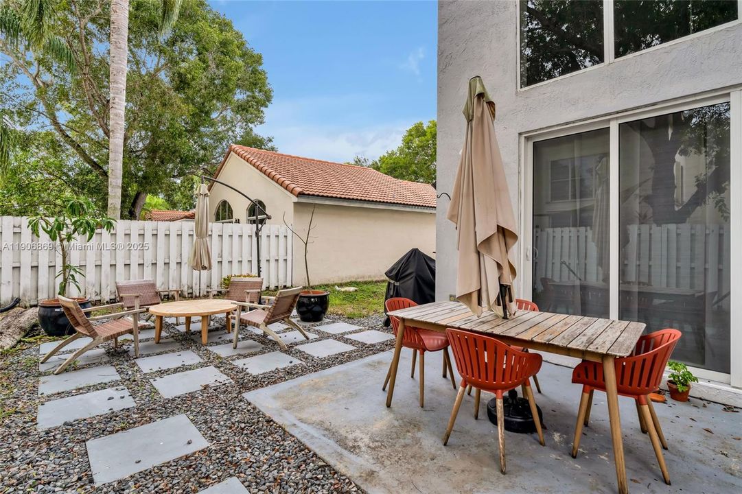 For Sale: $765,000 (5 beds, 3 baths, 1692 Square Feet)