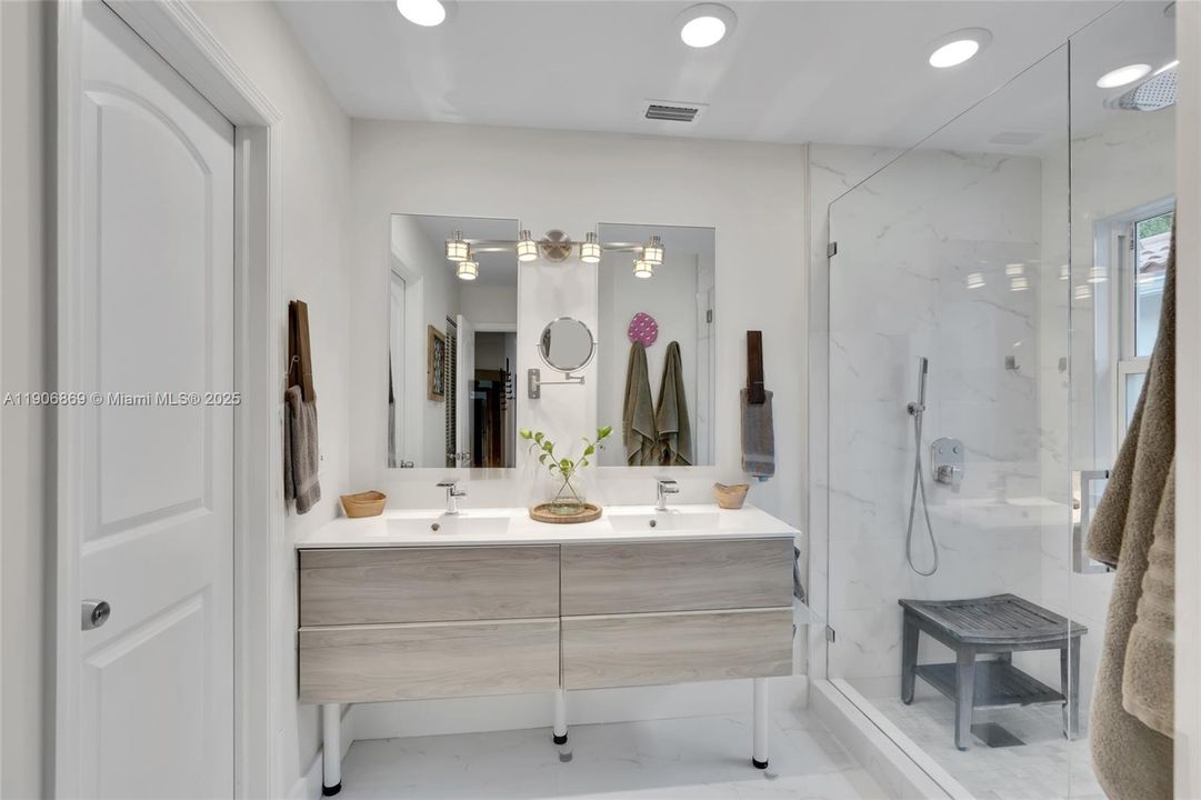 For Sale: $765,000 (5 beds, 3 baths, 1692 Square Feet)